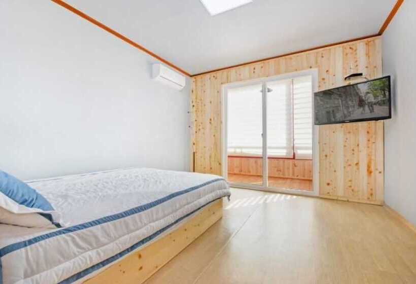 Goseong Hayanpado Pension