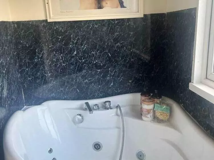 Hotelli Bridie Rose   Hot Tub Extra Charge Exotic Animals