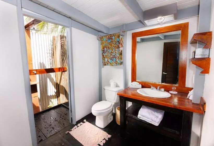 هتل Conch Beach Cabins   Rumbus Beach