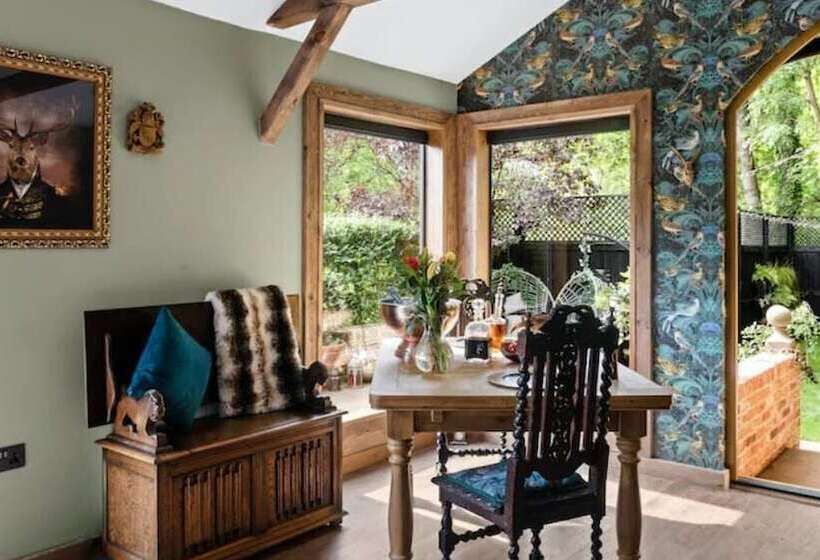 Отель Romantic Lodge On Edge Of Nature Reserve