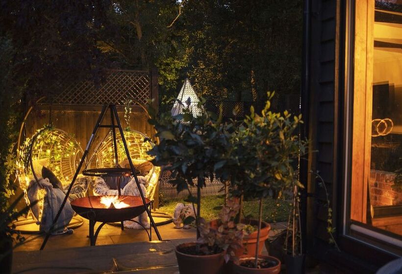 Отель Romantic Lodge On Edge Of Nature Reserve