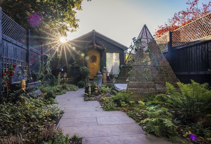 Отель Romantic Lodge On Edge Of Nature Reserve