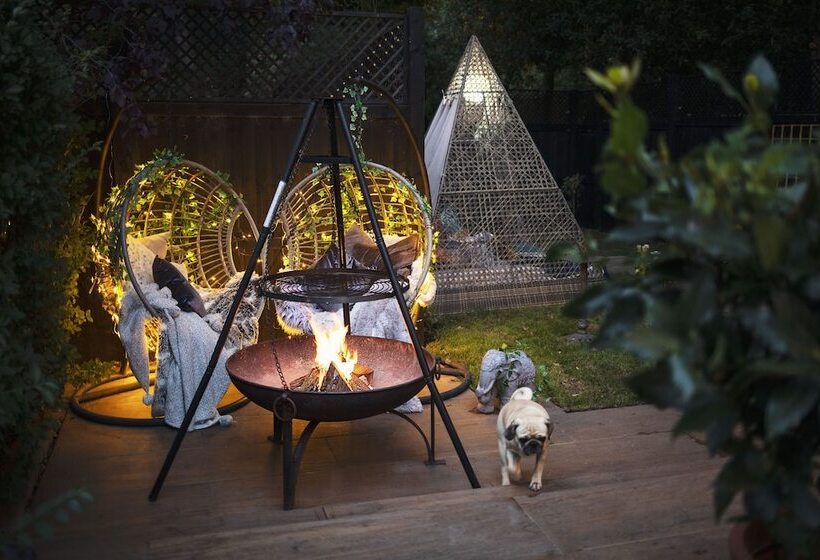 Отель Romantic Lodge On Edge Of Nature Reserve