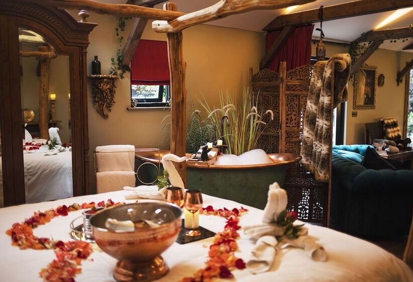 Отель Romantic Lodge On Edge Of Nature Reserve