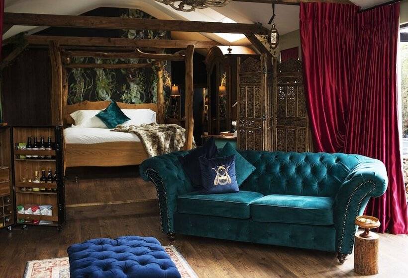 Отель Romantic Lodge On Edge Of Nature Reserve