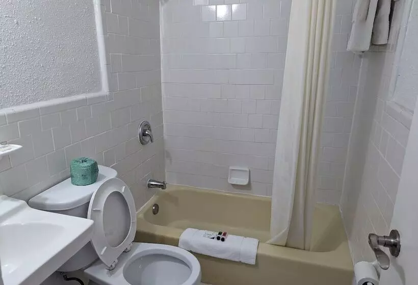 Hotelli Travelers Inn