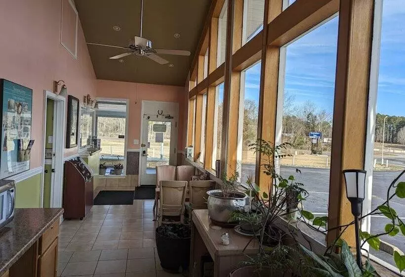 Hotelli Travelers Inn