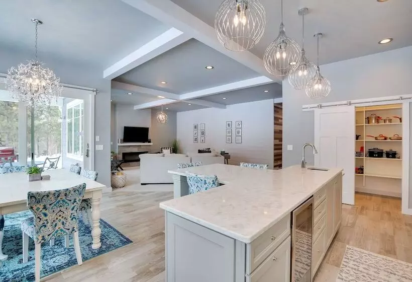 Modern Lead Cabin W/ Hot Tub, 6 Mi To Skiing!