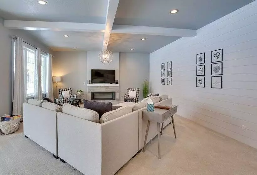 Modern Lead Cabin W/ Hot Tub, 6 Mi To Skiing!