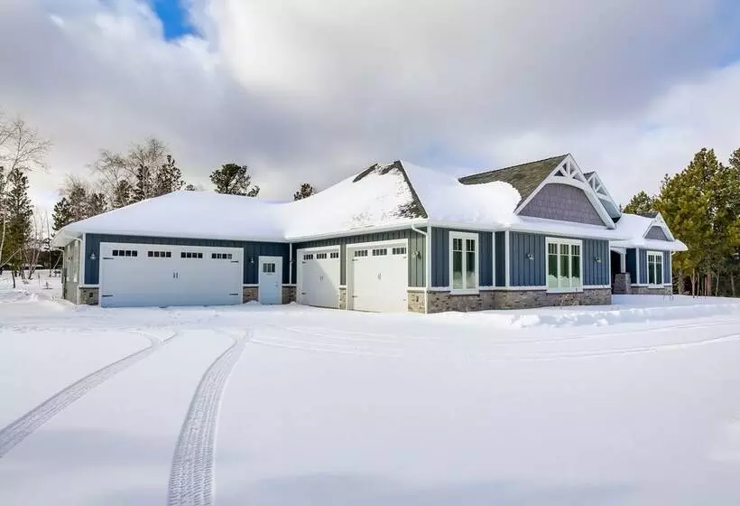 Modern Lead Cabin W/ Hot Tub, 6 Mi To Skiing!