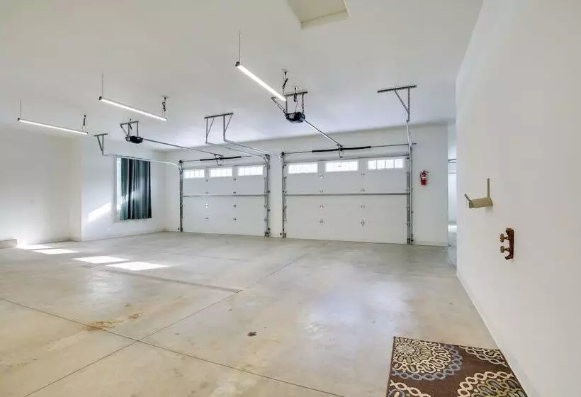 Modern Lead Cabin W/ Hot Tub, 6 Mi To Skiing!