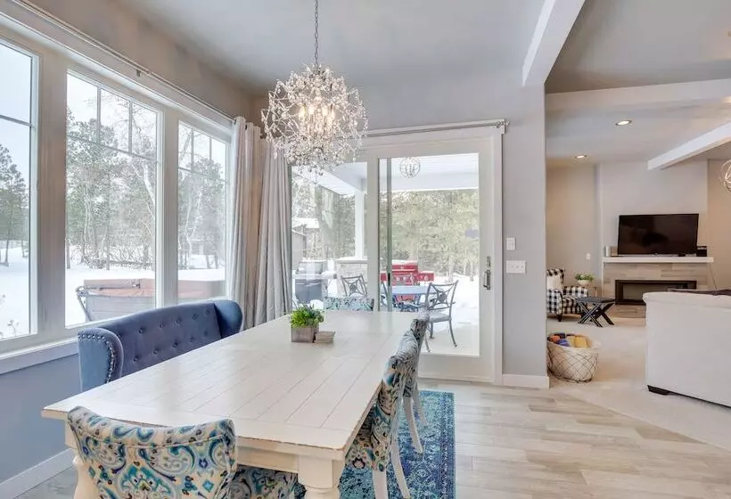 Modern Lead Cabin W/ Hot Tub, 6 Mi To Skiing!