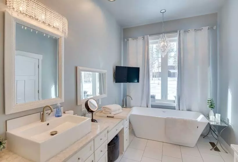 Modern Lead Cabin W/ Hot Tub, 6 Mi To Skiing!