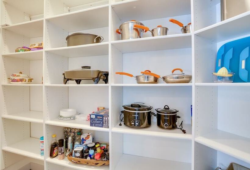 Modern Lead Cabin W/ Hot Tub, 6 Mi To Skiing!