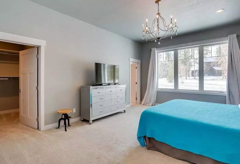 Modern Lead Cabin W/ Hot Tub, 6 Mi To Skiing!