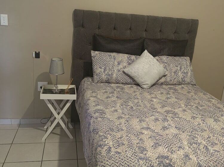 بنسيون Unami Self Catering Accommodation