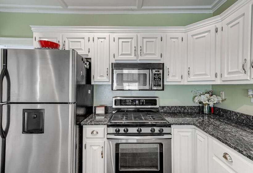 Charming Connecticut Retreat Near Museums & Hiking