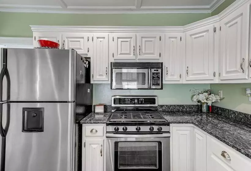 Charming Connecticut Retreat Near Museums & Hiking