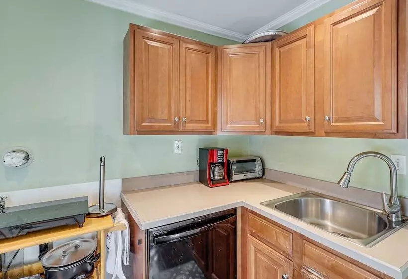 Charming Connecticut Retreat Near Museums & Hiking