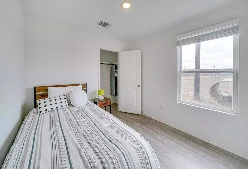 Pet Friendly San Antonio Home ~ 9 Mi To Lackland!