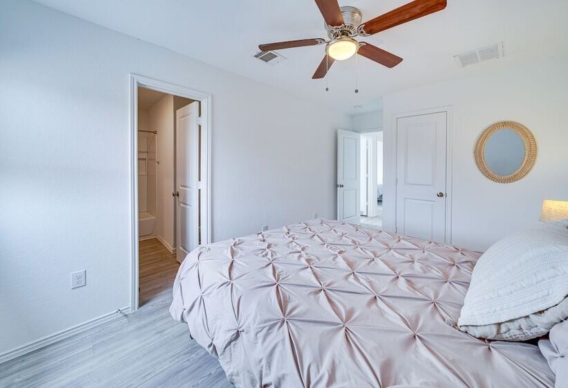 Pet Friendly San Antonio Home ~ 9 Mi To Lackland!