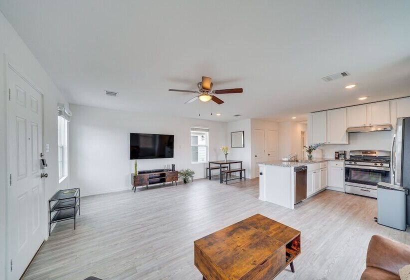 Pet Friendly San Antonio Home ~ 9 Mi To Lackland!