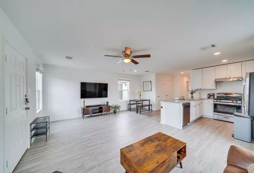 Pet Friendly San Antonio Home ~ 9 Mi To Lackland!