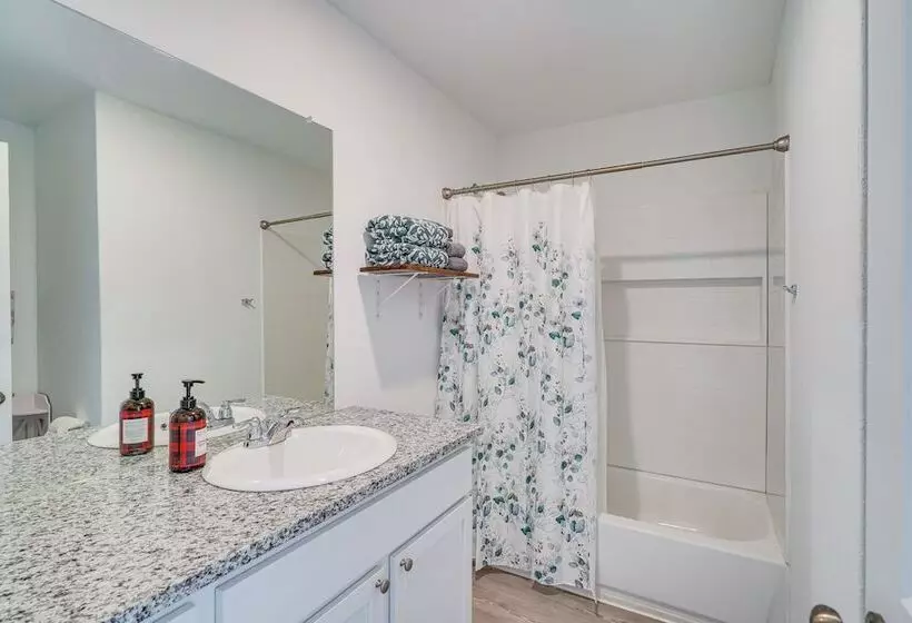 Pet Friendly San Antonio Home ~ 9 Mi To Lackland!
