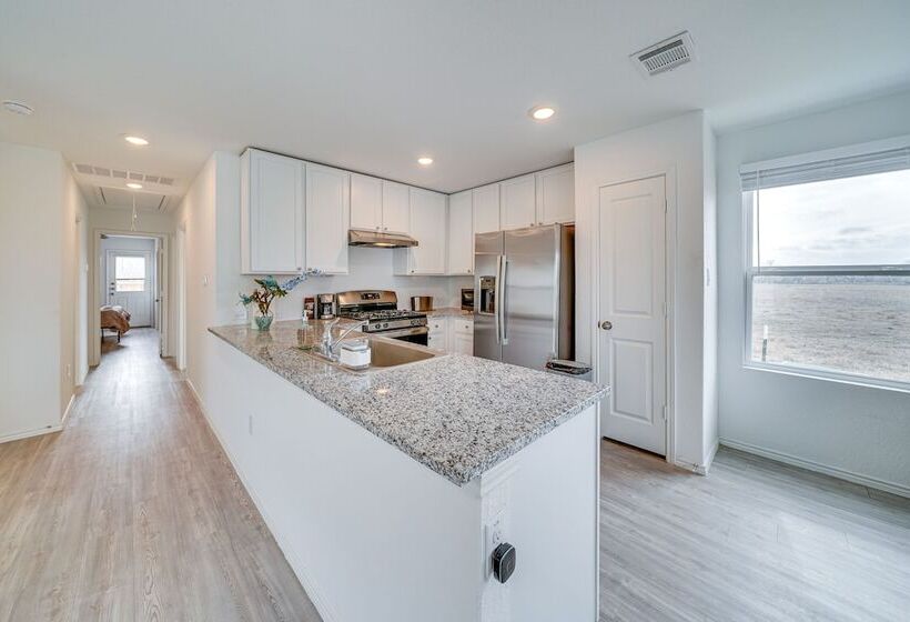 Pet Friendly San Antonio Home ~ 9 Mi To Lackland!