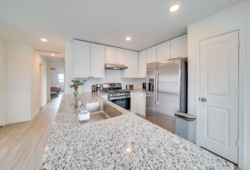 Pet Friendly San Antonio Home ~ 9 Mi To Lackland!