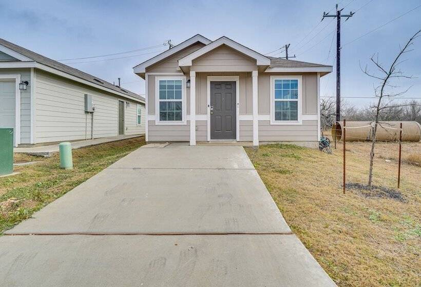 Pet Friendly San Antonio Home ~ 9 Mi To Lackland!