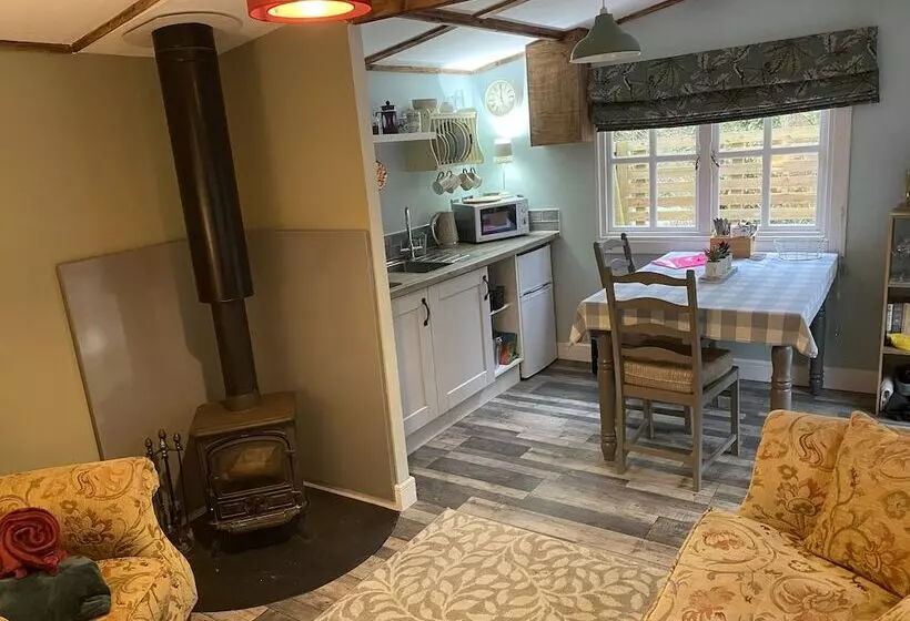 Private And Secluded Cabin In Rowfant