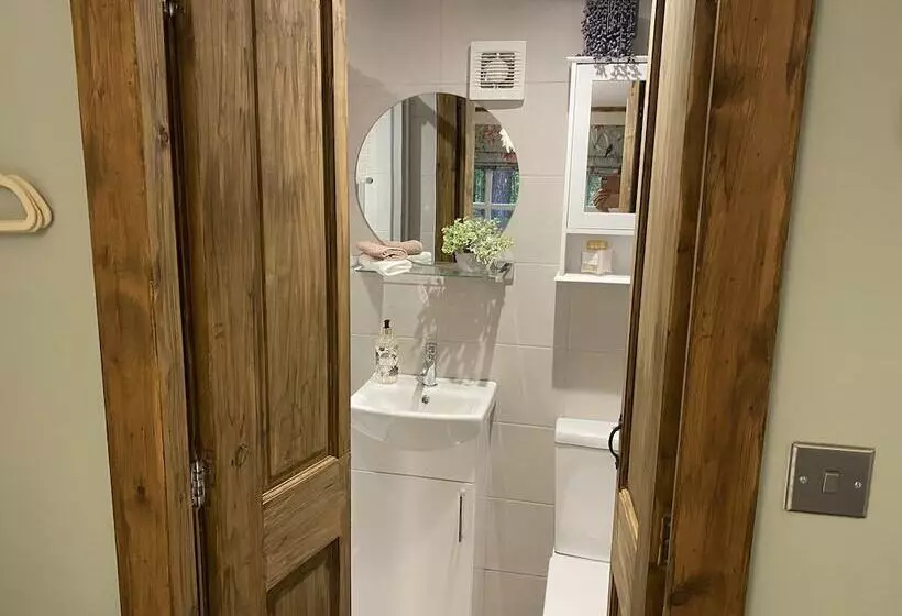 Private And Secluded Cabin In Rowfant