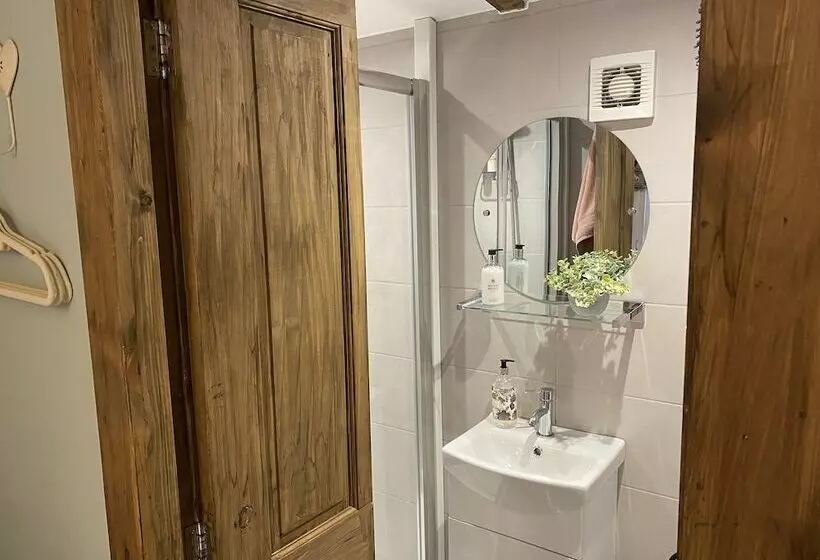 Private And Secluded Cabin In Rowfant