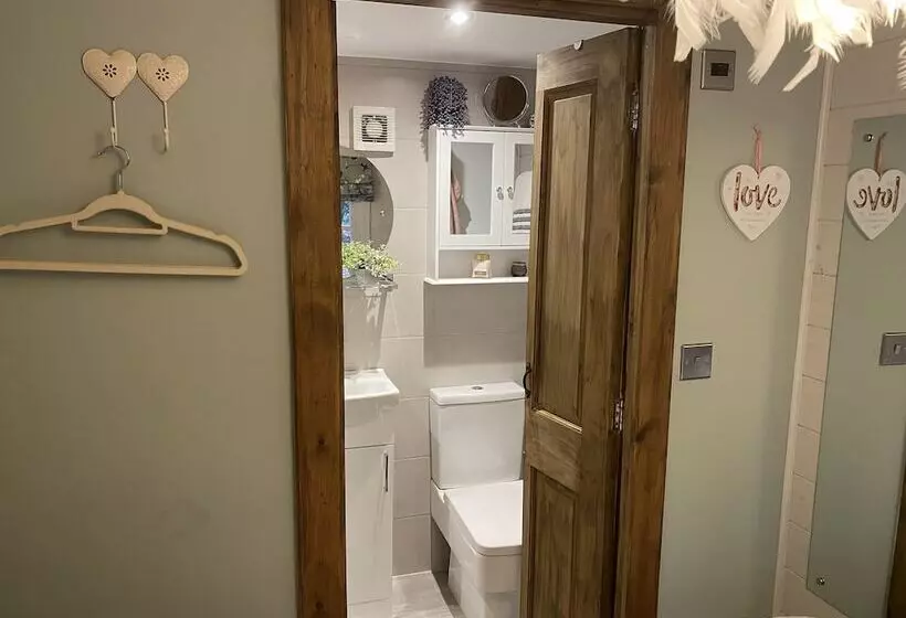 Private And Secluded Cabin In Rowfant