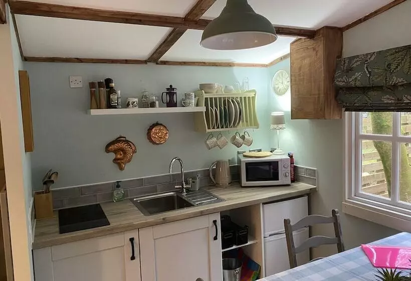 Private And Secluded Cabin In Rowfant