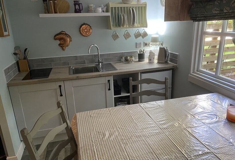 Private And Secluded Cabin In Rowfant