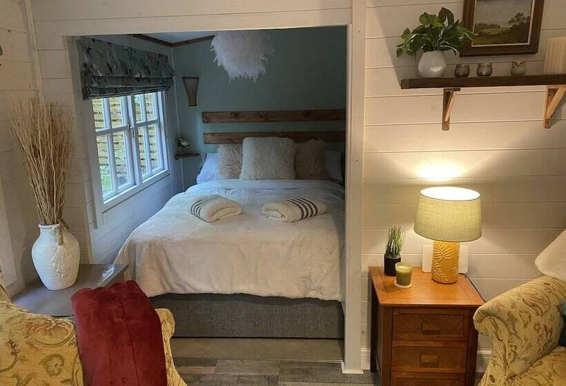 Private And Secluded Cabin In Rowfant