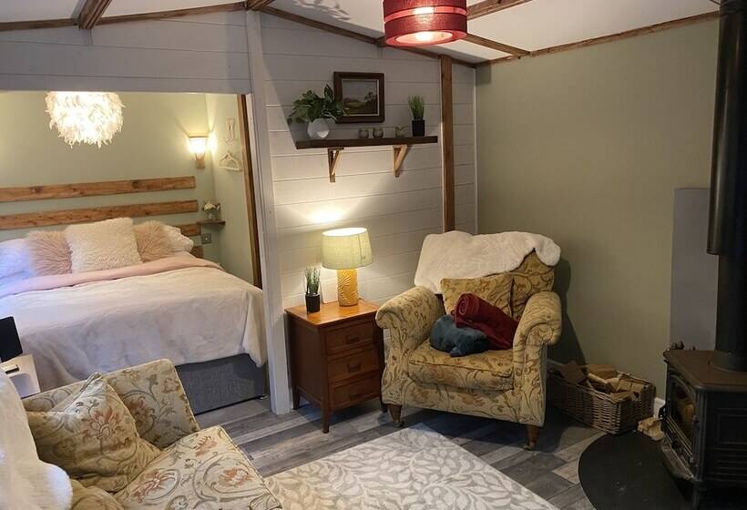 Private And Secluded Cabin In Rowfant