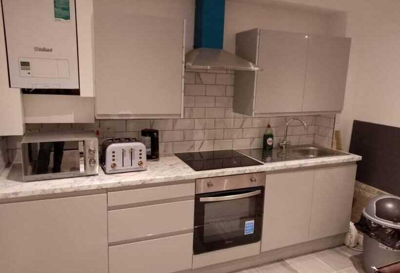 Rezidans Inviting, Relaxing, 2 Bed House Hampstead London