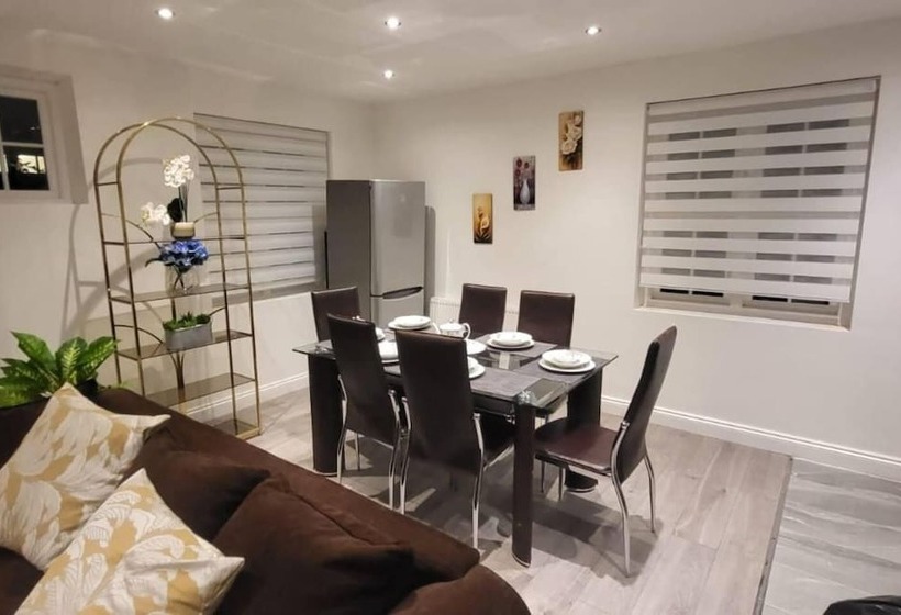 Rezidans Inviting, Relaxing, 2 Bed House Hampstead London