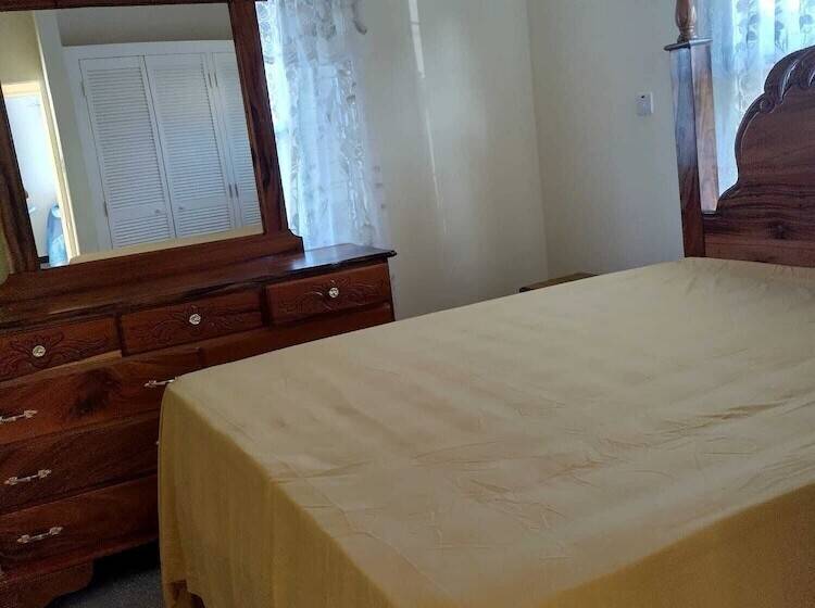 اقامتگاه Remarkable 2 Bed House In Old Harbour