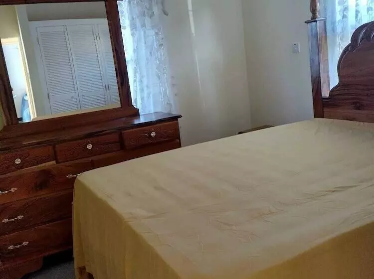 اقامتگاه Remarkable 2 Bed House In Old Harbour