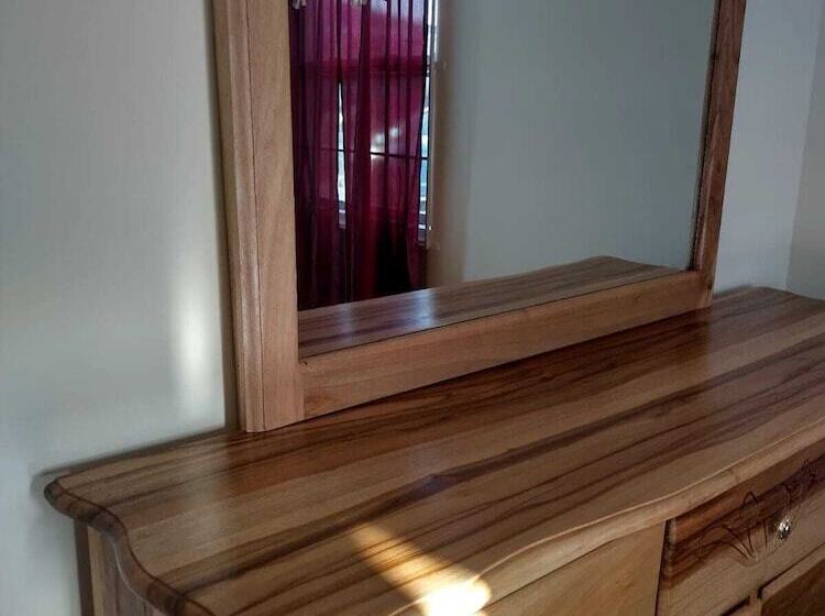 اقامتگاه Remarkable 2 Bed House In Old Harbour