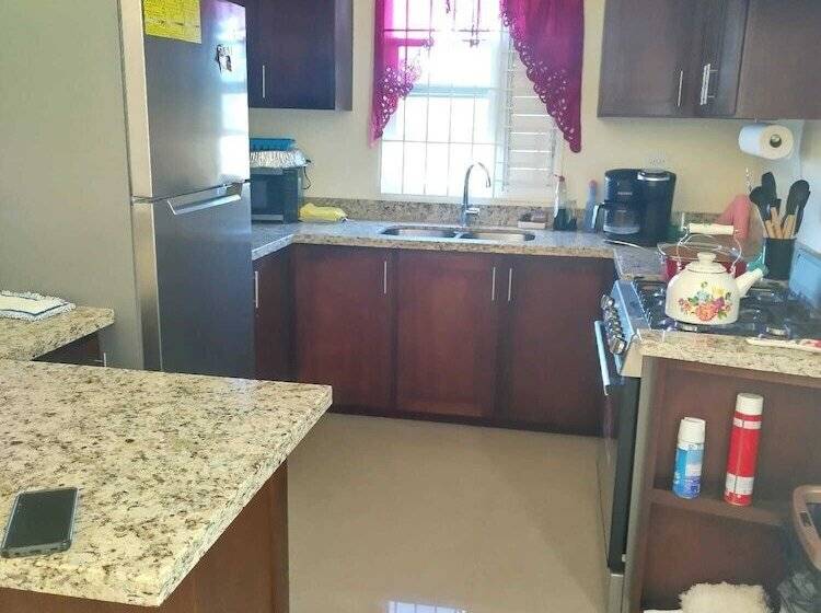 اقامتگاه Remarkable 2 Bed House In Old Harbour