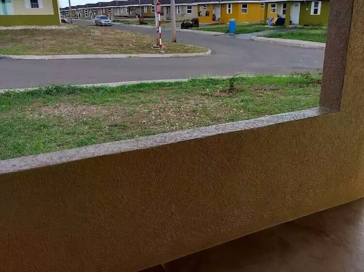 اقامتگاه Remarkable 2 Bed House In Old Harbour