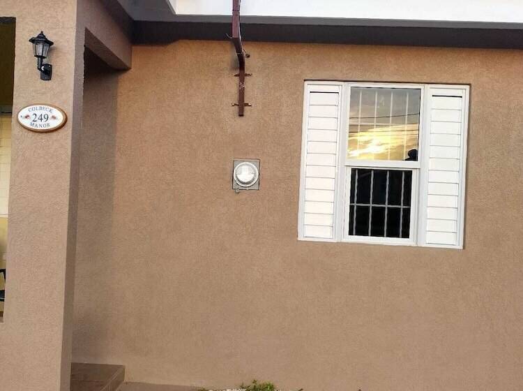 اقامتگاه Remarkable 2 Bed House In Old Harbour