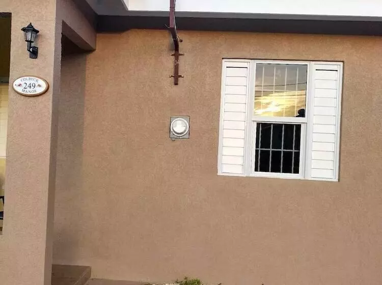 اقامتگاه Remarkable 2 Bed House In Old Harbour