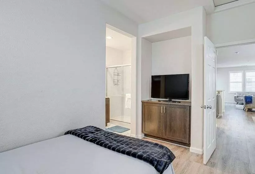 Richmond Vacation Rental: 1 Mi To Shoreline