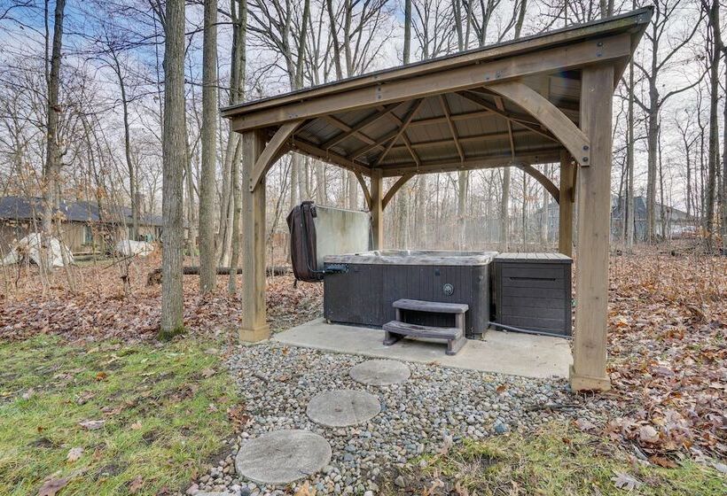 Spacious Fort Wayne Home W/ Hot Tub + Sauna!